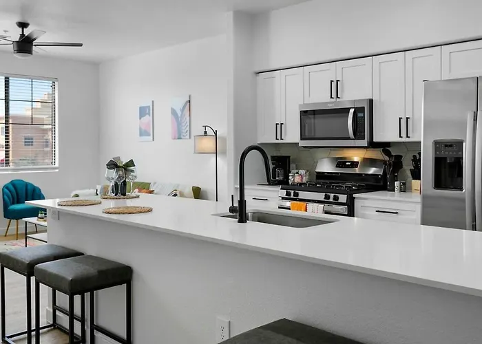 Cozysuites By The Stadium W Pool 09 Glendale